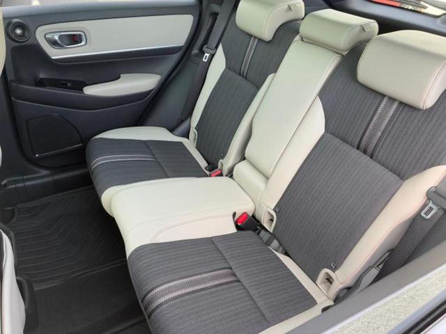 ヴェゼル ｅＨＥＶプレイ　新品タイヤ／ガラスルーフ／保証書／純正　ＳＤナビ／ホンダセンシング／シートヒーター　前席／マルチビューカメラシステム／車線逸脱防止支援システム／電動バックドア／ヘッドランプ　ＬＥＤ／ＵＳＢジャック（7枚目）
