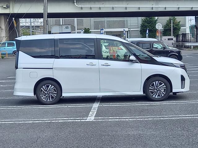 セレナ ｅ－パワー　ハイウェイスターＶ　ニッサンコネクトナビ　アラウンドビューモニター　デジタルインナーミラー　ＥＴＣ２．０　ＳＯＳコール　ＬＥＤヘッドライト　ＡＣ１００Ｖ１５００Ｗコンセント　ホットプラスパッケージ（寒冷地仕様）（7枚目）