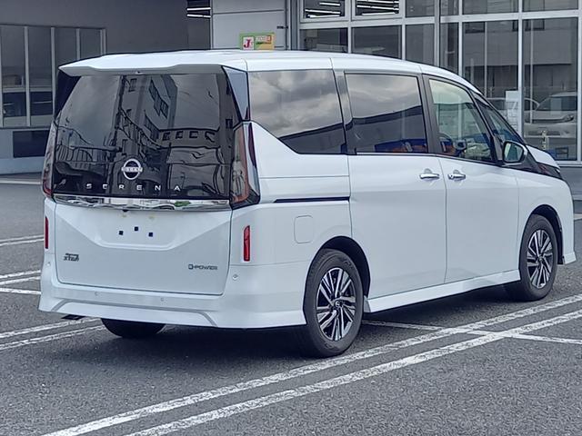 セレナ ｅ－パワー　ハイウェイスターＶ　ニッサンコネクトナビ　アラウンドビューモニター　デジタルインナーミラー　ＥＴＣ２．０　ＳＯＳコール　ＬＥＤヘッドライト　ＡＣ１００Ｖ１５００Ｗコンセント　ホットプラスパッケージ（寒冷地仕様）（11枚目）