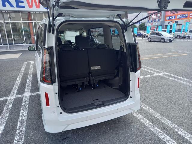 セレナ ｅ－パワー　ハイウェイスターＶ　ニッサンコネクトナビ　アラウンドビューモニター　デジタルインナーミラー　ＥＴＣ２．０　ＳＯＳコール　ＬＥＤヘッドライト　ＡＣ１００Ｖ１５００Ｗコンセント　ホットプラスパッケージ（寒冷地仕様）（14枚目）