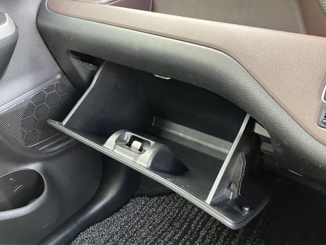 �Ԍ��؂�戵�������͂������A�{�b�N�X�e�B�b�V�����ۂ��Ǝ��܂��e�ʂ̃O���[�u�{�b�N�X�B�U�炩�肪���Ȏԓ��������������ڂł��܂��B�����܂œO��N���[�j���O�ς݂ŁA���ɐ����ȏ�Ԃ�ۂ��Ă��܂��B