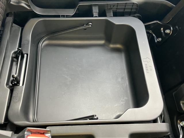 ����Ȃ̍��ʉ��ɂ́A�X�Y�L�Ԃ�����݂́u�B�����[�v�𑕔��B�����t���Ŏ����^�т��\�B�C�̗����ւ��p��A�ԓ��ɒu���Ă��������\���̉ו��Ȃǂ��X�b�L���Ǝ��[�ł���֗��ȃ|�C���g�ł��B