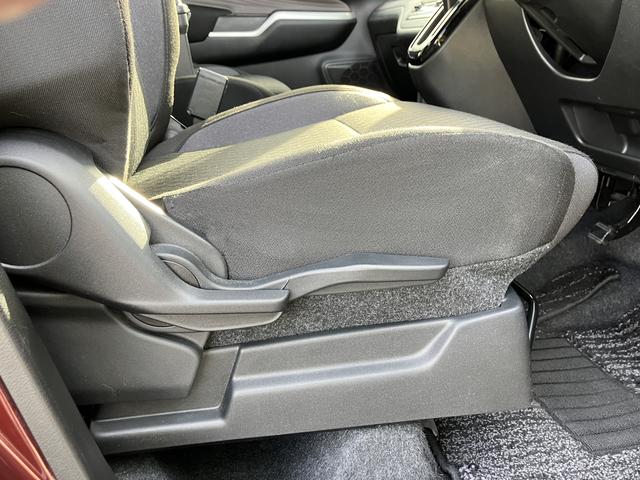 �^�]�ȃV�[�g���t�^�[�𑕔��B���ʂ̍������ׂ��������ł��邽�߁A�����ȕ��ł��œK�Ȏ��E�Ɖ^�]�p�����m�ۂł��܂��B�����ɂ҂�����̃|�W�V����������̂ŁA�������h���C�u�����ɂ������S�ł��B