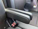 後席にもアームレストが標準装備です。