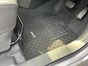 純正フロアマット付きです。