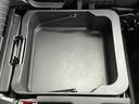 助手席下には大型のシートアンダーボックスが装備されており荷物もスッキリ収納出来ます☆