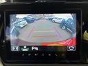 車の前後左右に4つのカメラを設置。車を真上から見たような映像を映し出してくれるカーナビゲーション付。