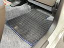 純正マットが装着されており汚れや摩耗が少ないため車内の清潔感が高く維持されています。