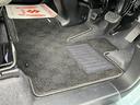 純正のフロアマットが装着されており、床面の保護と室内の統一感につながる状態です。