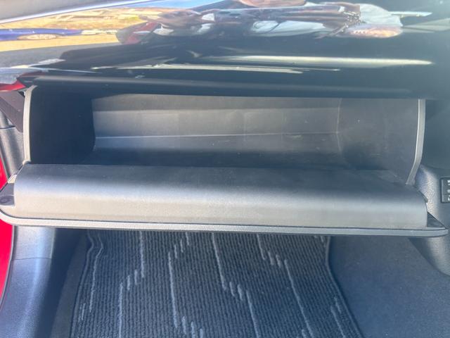 プリウス Ｓツーリングセレクション　トヨタセーフティーセンス・純正ナビ・バックカメラ・ビルトインＥＴＣ・プッシュスタート・クルコン・スマートキー・シートヒーター・レザーシート・ＬＥＤヘッド・純正アルミ・フォグランプ・横滑り防止装置！（63枚目）