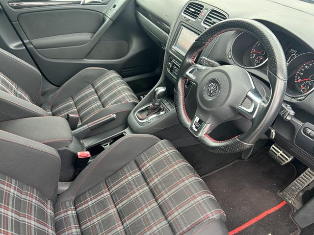 ゴルフ ＧＴＩ　ＥＴＣ・ドラレコ・ディスチャージドランプ・クルコン・社外ナビ・フロントフォグランプ・リアフォグランプ・純正アルミ・横滑り防止装置・ミュージックサーバー・パドルシフト・ワンセグＴＶ・盗難防止・Ｗエアコン（49枚目）