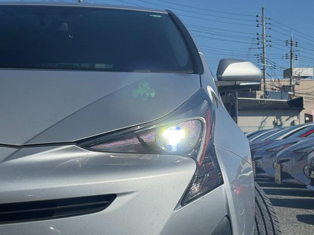 プリウス S トヨタ純正ナビ・ビルトインETC・Bluetooth・TV・LEDヘッドライト・純正アルミホイール・電動格納ミラー・ウィンカーミラー・オートエアコン・横滑り防止装置・プッシュスタート・スマートキー(11枚目)