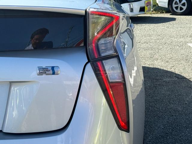 プリウス S トヨタ純正ナビ・ビルトインETC・Bluetooth・TV・LEDヘッドライト・純正アルミホイール・電動格納ミラー・ウィンカーミラー・オートエアコン・横滑り防止装置・プッシュスタート・スマートキー(23枚目)