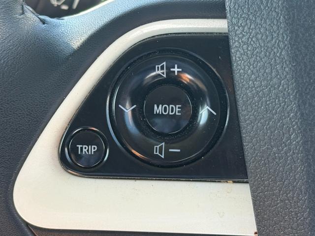 プリウス S トヨタ純正ナビ・ビルトインETC・Bluetooth・TV・LEDヘッドライト・純正アルミホイール・電動格納ミラー・ウィンカーミラー・オートエアコン・横滑り防止装置・プッシュスタート・スマートキー(49枚目)