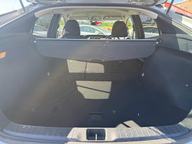 プリウス S トヨタ純正ナビ・ビルトインETC・Bluetooth・TV・LEDヘッドライト・純正アルミホイール・電動格納ミラー・ウィンカーミラー・オートエアコン・横滑り防止装置・プッシュスタート・スマートキー(56枚目)