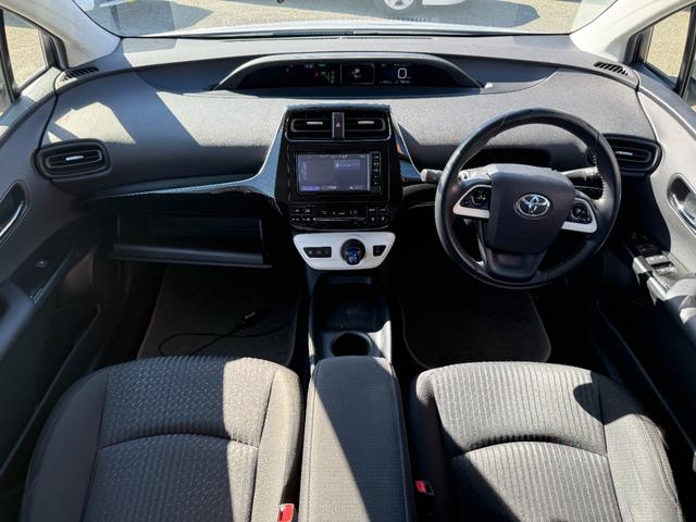 プリウス S トヨタ純正ナビ・ビルトインETC・Bluetooth・TV・LEDヘッドライト・純正アルミホイール・電動格納ミラー・ウィンカーミラー・オートエアコン・横滑り防止装置・プッシュスタート・スマートキー(60枚目)