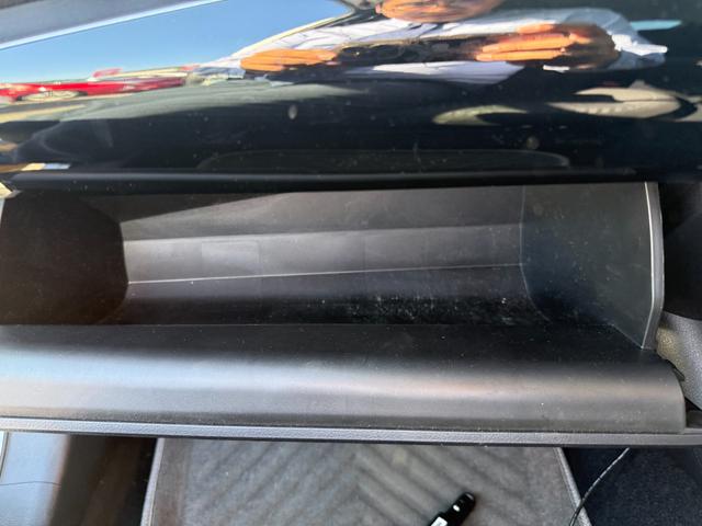 プリウス S トヨタ純正ナビ・ビルトインETC・Bluetooth・TV・LEDヘッドライト・純正アルミホイール・電動格納ミラー・ウィンカーミラー・オートエアコン・横滑り防止装置・プッシュスタート・スマートキー(63枚目)