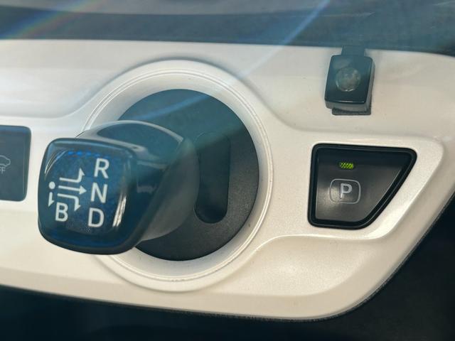 プリウス S 衝突軽減ブレーキ・9型ナビ・クルコン・ETC・バックカメラ・ドラレコ・コーナーセンサー・ヘッドアップディスプレイ・純正アルミ・パーキングアシスト・Bluetooth・LEDヘッド・フォグ・レーンキープ(40枚目)