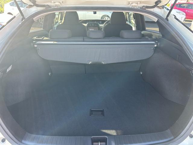 プリウス S 衝突軽減ブレーキ・9型ナビ・クルコン・ETC・バックカメラ・ドラレコ・コーナーセンサー・ヘッドアップディスプレイ・純正アルミ・パーキングアシスト・Bluetooth・LEDヘッド・フォグ・レーンキープ(57枚目)