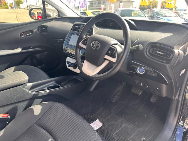 プリウス S トヨタ純正ナビ・Bカメラ・ビルトインETC・Bluetooth・LEDヘッドライト・純正AW・スマートキー・プッシュスタート・オートエアコン・ウィンカーミラー・パワーウィンドウ・アイドリングストップ(52枚目)