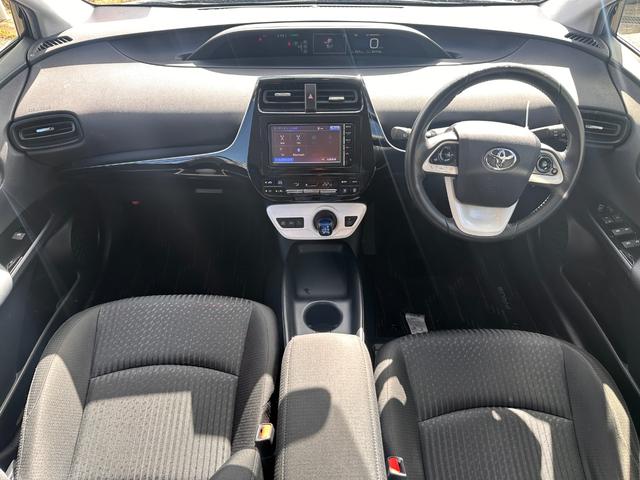 プリウス S トヨタ純正ナビ・Bカメラ・ビルトインETC・Bluetooth・LEDヘッドライト・純正AW・スマートキー・プッシュスタート・オートエアコン・ウィンカーミラー・パワーウィンドウ・アイドリングストップ(61枚目)