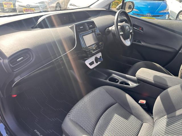 プリウス S トヨタ純正ナビ・Bカメラ・ビルトインETC・Bluetooth・LEDヘッドライト・純正AW・スマートキー・プッシュスタート・オートエアコン・ウィンカーミラー・パワーウィンドウ・アイドリングストップ(62枚目)