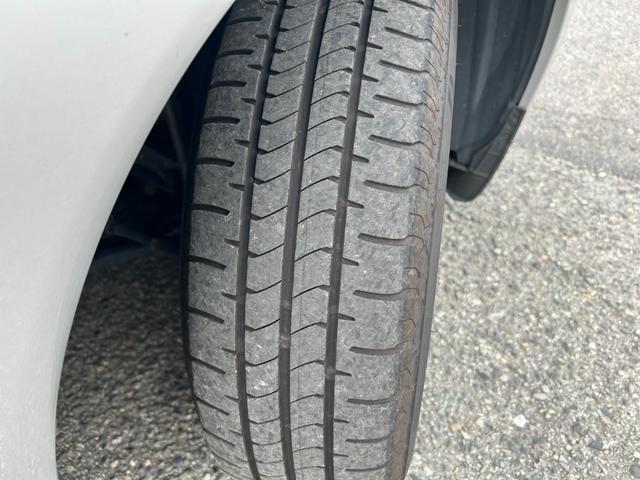 ノート ｅ－パワー　Ｂ　エマージェンシーブレーキ　アラウンドビューモニター　ＥＴＣ　プッシュスタート　レーンキープアシスト　コーナーセンサー　スマキー　デジタルインナーミラー　オーディオ　オートエアコン　電動格納ミラー（15枚目）