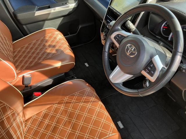 運転席足元、広々♪