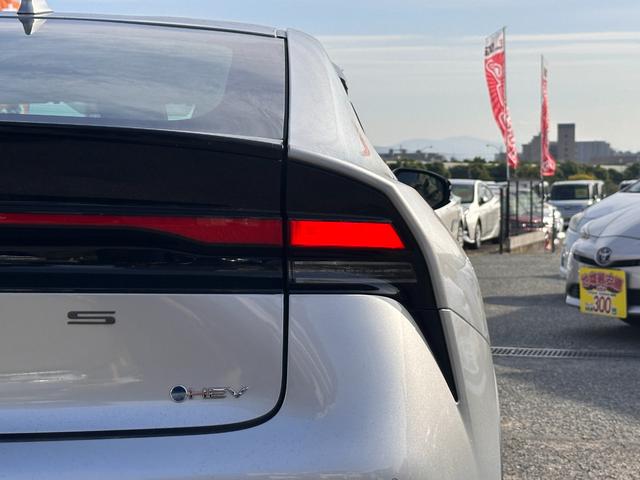 プリウス Ｘ　トヨタセーフティーセンス・８型ＤＡ・電子パーキング・ブラインドスポットＭ・バックカメラ・ＥＴＣ２．０・レーダークルコン・コーナーセンサー・オートマチックハイビーム・Ｂｌｕｅｔｏｏｔｈ・モデリスタＡＷ（21枚目）