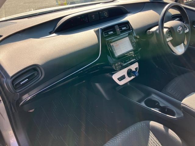 プリウス Ｓセーフティプラス　トヨタセーフティーセンス・ヘッドアップディスプレイ・社外ナビ・バックカメラ・ビルトインＥＴＣ・クルコン・前後ドラレコ・コーナーセンサー・パーキングアシスト・オートマチックハイビーム・レーンキープ・ＣＤ（62枚目）