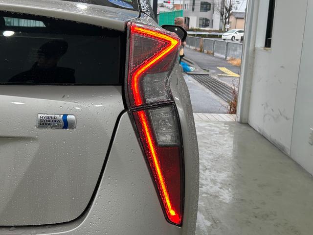 プリウス S トヨタセーフティセンス・トヨタ純正9型ナビ・前後ドラレコ・バックカメラ・ETC・Bluetooth・フルセグTV・クルコン・純正アルミ・LEDヘッド・フォグ・コーナーセンサー・プッシュスタート(24枚目)