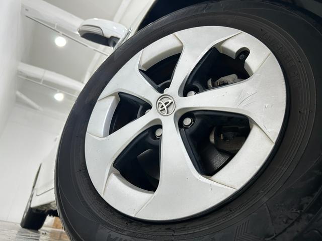 プリウス Ｓ　トヨタ純正ナビ・バックカメラ・ビルトインＥＴＣ・ＨＩＤヘッド・Ｂｌｕｅｔｏｏｔｈ・前後ドラレコ・プッシュスタート・スマートキー・純正アルミ・フォグランプ・ワンセグＴＶ・オートエアコン・電動格納ミラー（16枚目）