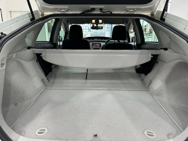 プリウス Ｓ　トヨタ純正ナビ・バックカメラ・ビルトインＥＴＣ・ＨＩＤヘッド・Ｂｌｕｅｔｏｏｔｈ・前後ドラレコ・プッシュスタート・スマートキー・純正アルミ・フォグランプ・ワンセグＴＶ・オートエアコン・電動格納ミラー（54枚目）