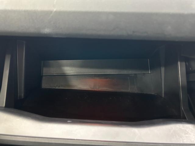 プリウス Ｓ　トヨタ純正ナビ・バックカメラ・ビルトインＥＴＣ・ＨＩＤヘッド・Ｂｌｕｅｔｏｏｔｈ・前後ドラレコ・プッシュスタート・スマートキー・純正アルミ・フォグランプ・ワンセグＴＶ・オートエアコン・電動格納ミラー（61枚目）