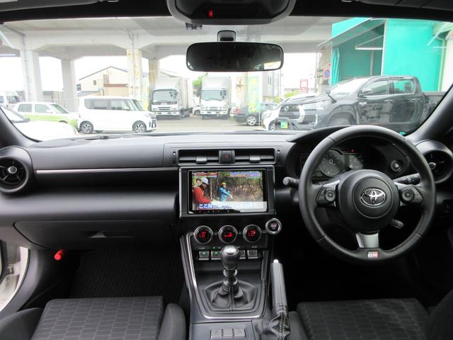 ＧＲ８６ ＳＺ　社外９型ナビ（ＣＤ／ＤＶＤ／ＳＤ／ＢＴ／フルセグ）　ＥＴＣ　スマートキー　Ｐスタート　ステリモ　クルコン　オートＡＣ　電格ミラー　オートＬＥＤライト　横滑り防止　純正マット　純正１７インチＡＷ（15枚目）