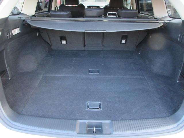 見た目以上に広く使えるトランクルームです。後部座席はリクライニング可能で、さらに前方向に倒すことができますので、さらに大きな荷物や長い荷物も積み込みができます。