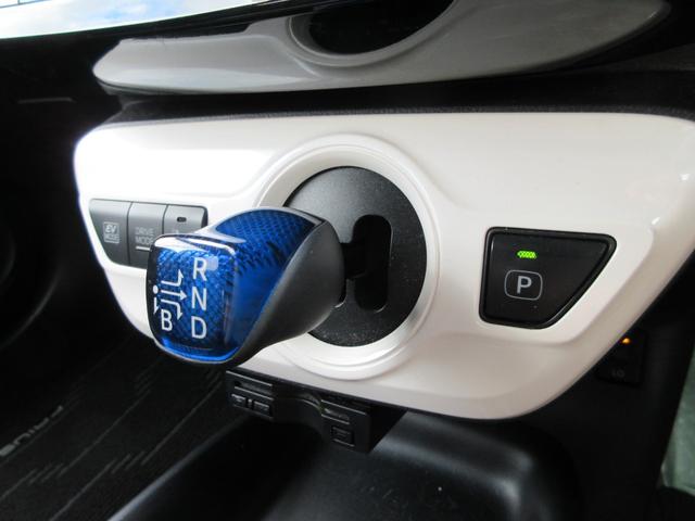 プリウス Ｓツーリングセレクション　モデリスタ・社外ナビ（ＣＤ・ＤＶＤ・ＳＤ・ＢＴ・フルセグ）禁煙車・ＥＴＣ・ドラレコ・Ｂカメラ・前席シートヒーター・レザーシート・純正１７インチアルミ・オートＡＣ・オートＬＥＤライト・フォグ（11枚目）