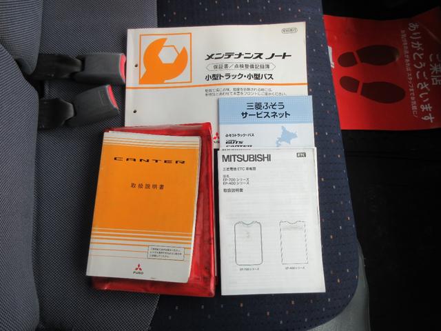 キャンター ２トン　ダブルキャブ　　ワイドロング　全低床　５速ＭＴ　荷寸３３５－１９０－３８　床縞鉄板　リアＡＣ　ロープ穴左右４箇所づつ　メッキパーツ　左電格ミラー　点検記録簿Ｈ２０〜Ｈ２６、Ｈ２８〜Ｒ５迄有　２トン車　２トンベース　ダブルキャブ　ワイド　ロング　ＭＴ（56枚目）