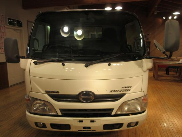 デュトロ ２トン　標準　全低床　荷寸３１０／１６０／３７　４ＷＤ　５ＭＴ　床板鉄板　ロープフック　ＡＢＳ　鉄板　４駆　ラジオ　左電格ミラー　２トン車　２トンベース　ミッション　フック　２トン　車　標準キャビン　４ナンバー　ヒラボディー（4枚目）