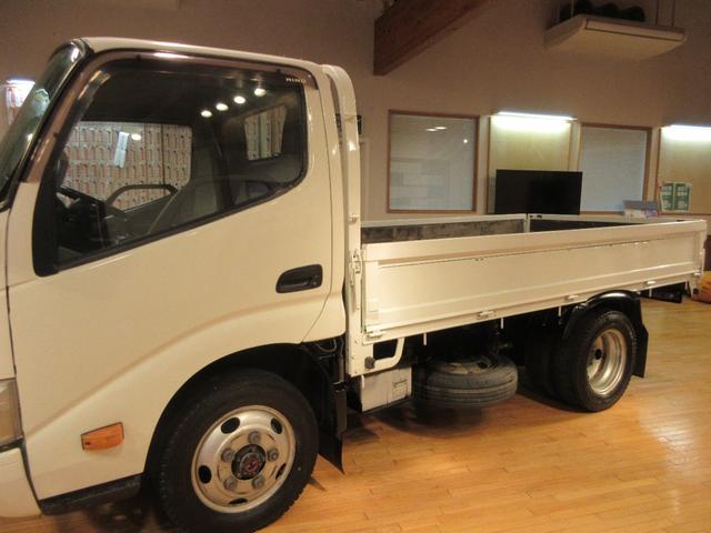 デュトロ ２トン　標準　全低床　荷寸３１０／１６０／３７　４ＷＤ　５ＭＴ　床板鉄板　ロープフック　ＡＢＳ　鉄板　４駆　ラジオ　左電格ミラー　２トン車　２トンベース　ミッション　フック　２トン　車　標準キャビン　４ナンバー　ヒラボディー（8枚目）