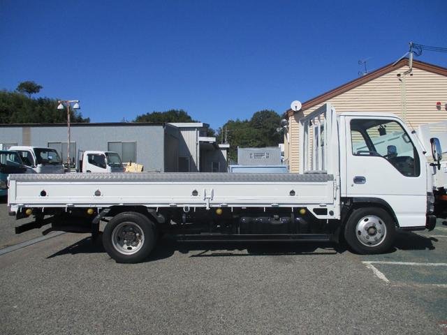 エルフトラック ２トン　標準ロング　全低床　５ＭＴ　荷寸４３５－１７８－３７　ロープ穴左右４箇所ずつ　ＥＴＣアオリ上カバー　ロープフック　１ナンバー　地上高：８７ｃｍ　２トン車　２トンベース　２トン平　平　平車　平ボディ　ヒラ　ヒラボディ　標準　ロング　ミッション　マニュアル（9枚目）