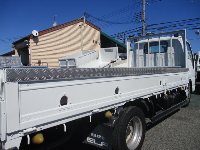 エルフトラック ２トン　標準ロング　全低床　５ＭＴ　荷寸４３５－１７８－３７　ロープ穴左右４箇所ずつ　ＥＴＣアオリ上カバー　ロープフック　１ナンバー　地上高：８７ｃｍ　２トン車　２トンベース　２トン平　平　平車　平ボディ　ヒラ　ヒラボディ　標準　ロング　ミッション　マニュアル（13枚目）