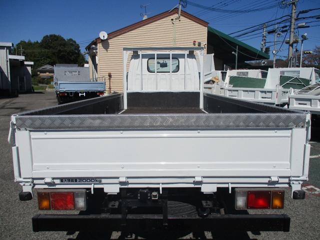 エルフトラック ２トン　標準ロング　全低床　５ＭＴ　荷寸４３５－１７８－３７　ロープ穴左右４箇所ずつ　ＥＴＣアオリ上カバー　ロープフック　１ナンバー　地上高：８７ｃｍ　２トン車　２トンベース　２トン平　平　平車　平ボディ　ヒラ　ヒラボディ　標準　ロング　ミッション　マニュアル（14枚目）
