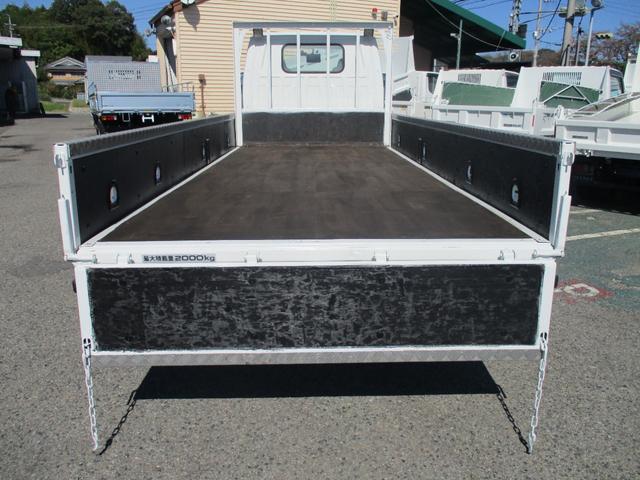 エルフトラック ２トン　標準ロング　全低床　５ＭＴ　荷寸４３５－１７８－３７　ロープ穴左右４箇所ずつ　ＥＴＣアオリ上カバー　ロープフック　１ナンバー　地上高：８７ｃｍ　２トン車　２トンベース　２トン平　平　平車　平ボディ　ヒラ　ヒラボディ　標準　ロング　ミッション　マニュアル（15枚目）