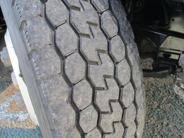 エルフトラック ２トン　標準ロング　全低床　５ＭＴ　荷寸４３５－１７８－３７　ロープ穴左右４箇所ずつ　ＥＴＣアオリ上カバー　ロープフック　１ナンバー　地上高：８７ｃｍ　２トン車　２トンベース　２トン平　平　平車　平ボディ　ヒラ　ヒラボディ　標準　ロング　ミッション　マニュアル（22枚目）