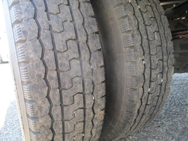 エルフトラック ２トン　標準ロング　全低床　５ＭＴ　荷寸４３５－１７８－３７　ロープ穴左右４箇所ずつ　ＥＴＣアオリ上カバー　ロープフック　１ナンバー　地上高：８７ｃｍ　２トン車　２トンベース　２トン平　平　平車　平ボディ　ヒラ　ヒラボディ　標準　ロング　ミッション　マニュアル（23枚目）