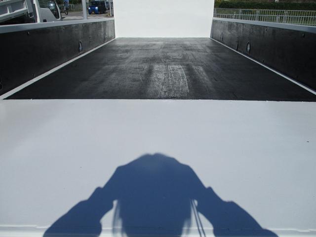 キャンター 2トン ワイド超ロング 全低床 5速MT 鳥居鉄板 荷台塗装 荷寸500-191-38 床板後ろ鉄板 ETC ロープ穴左右3ヶ所ずつ リアアオリ内側鉄板 左電格ミラー 150馬力 ABS ロープフック ターボ 取扱説明書 WL Wロング 2トン車 架装(16枚目)