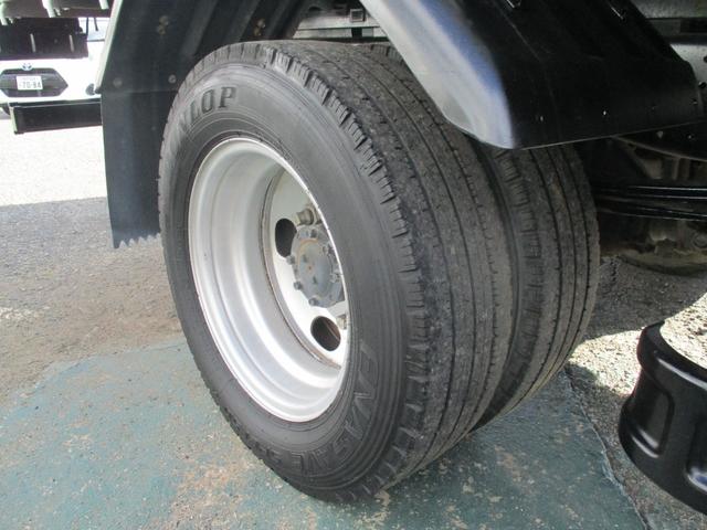 キャンター 2トン ワイド超ロング 全低床 5速MT 鳥居鉄板 荷台塗装 荷寸500-191-38 床板後ろ鉄板 ETC ロープ穴左右3ヶ所ずつ リアアオリ内側鉄板 左電格ミラー 150馬力 ABS ロープフック ターボ 取扱説明書 WL Wロング 2トン車 架装(22枚目)