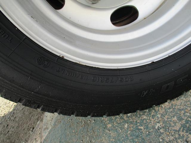 キャンター 2トン ワイド超ロング 全低床 5速MT 鳥居鉄板 荷台塗装 荷寸500-191-38 床板後ろ鉄板 ETC ロープ穴左右3ヶ所ずつ リアアオリ内側鉄板 左電格ミラー 150馬力 ABS ロープフック ターボ 取扱説明書 WL Wロング 2トン車 架装(24枚目)