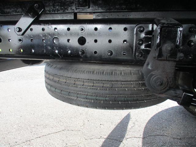 キャンター 2トン ワイド超ロング 全低床 5速MT 鳥居鉄板 荷台塗装 荷寸500-191-38 床板後ろ鉄板 ETC ロープ穴左右3ヶ所ずつ リアアオリ内側鉄板 左電格ミラー 150馬力 ABS ロープフック ターボ 取扱説明書 WL Wロング 2トン車 架装(25枚目)